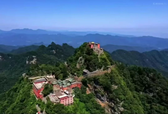 原光合养生课程简章中的武当山风景