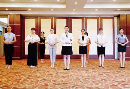 原礼仪培训师课程中的集体练习照片