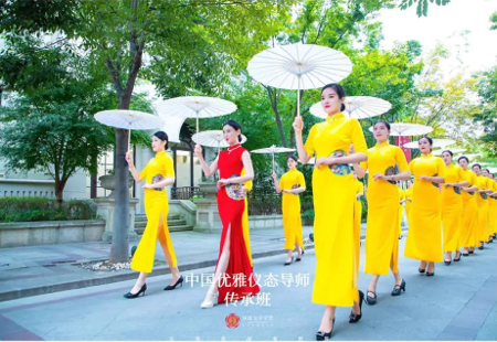 原旗袍仪态课程中的户外展示照片