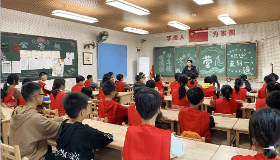 罗浮山泰学学校课程中的课堂学习场景