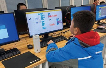 码高教育官网展示的少儿编程学习场景