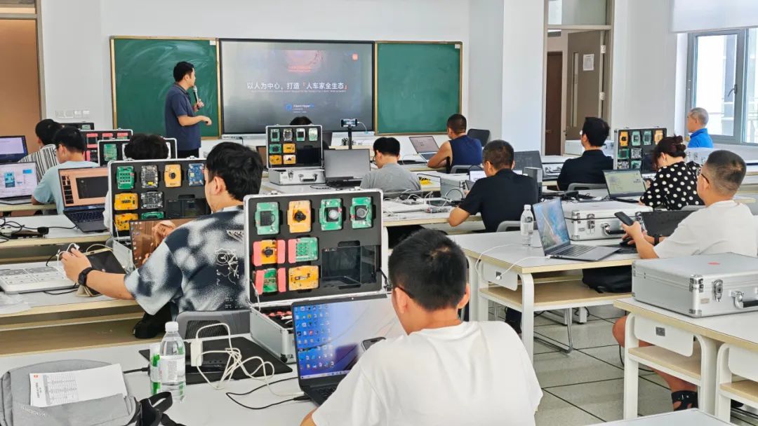 实训课堂：围绕真实设备开展学习