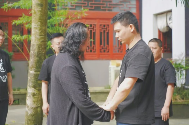 刘绥滨青城太极清修营原简章中的室外教学与学员交流照片