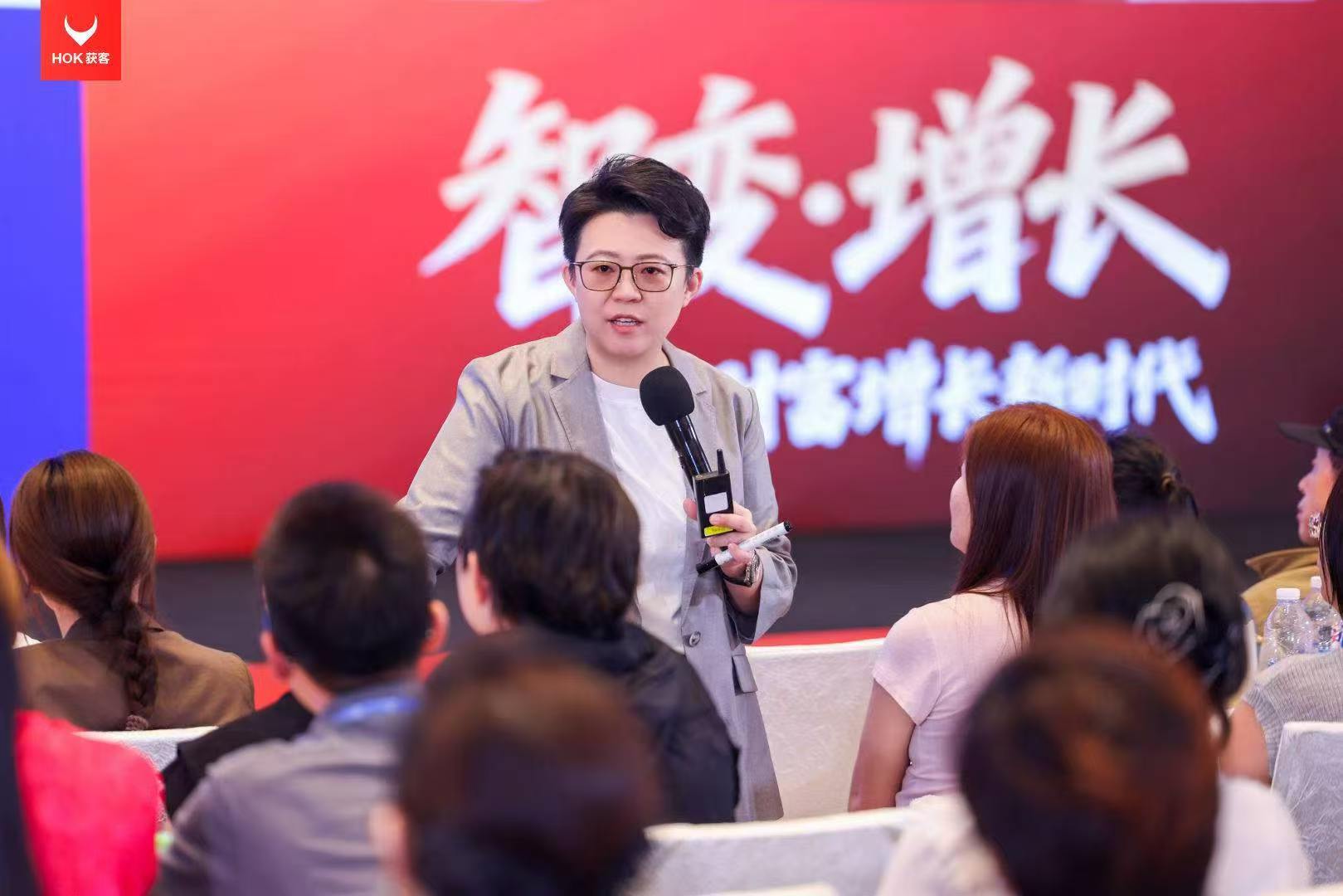 张琦老师在课堂中讲授与交流，课程简章原照