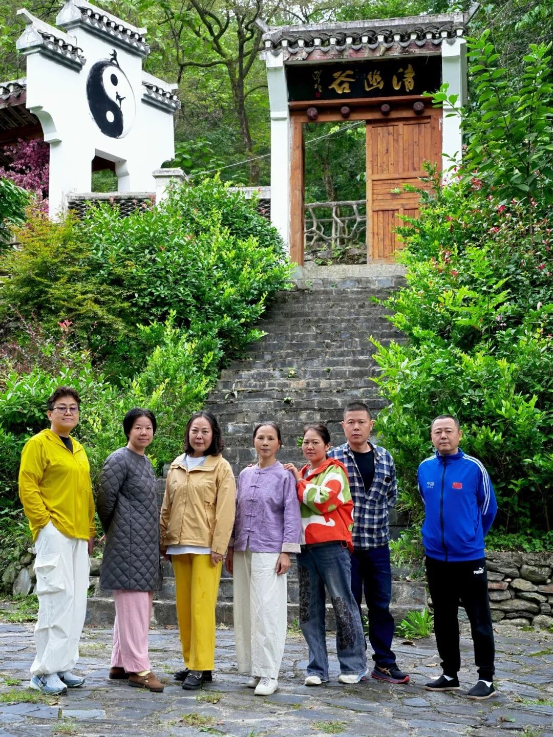 原专栏动态中的清幽谷门前活动合影