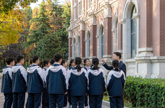 星火学堂未来商业菁英营复旦大学校园参访与导师带教场景