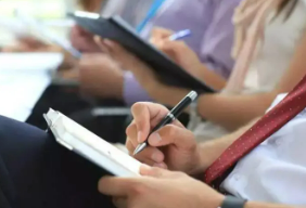 董秘一家人是做什么的?