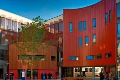 安格利亚鲁斯金大学在哪？