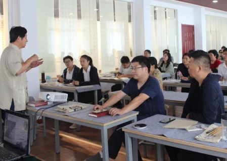 北大工商管理班开学时间是多久？