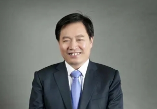 协鑫朱共山的背景介绍