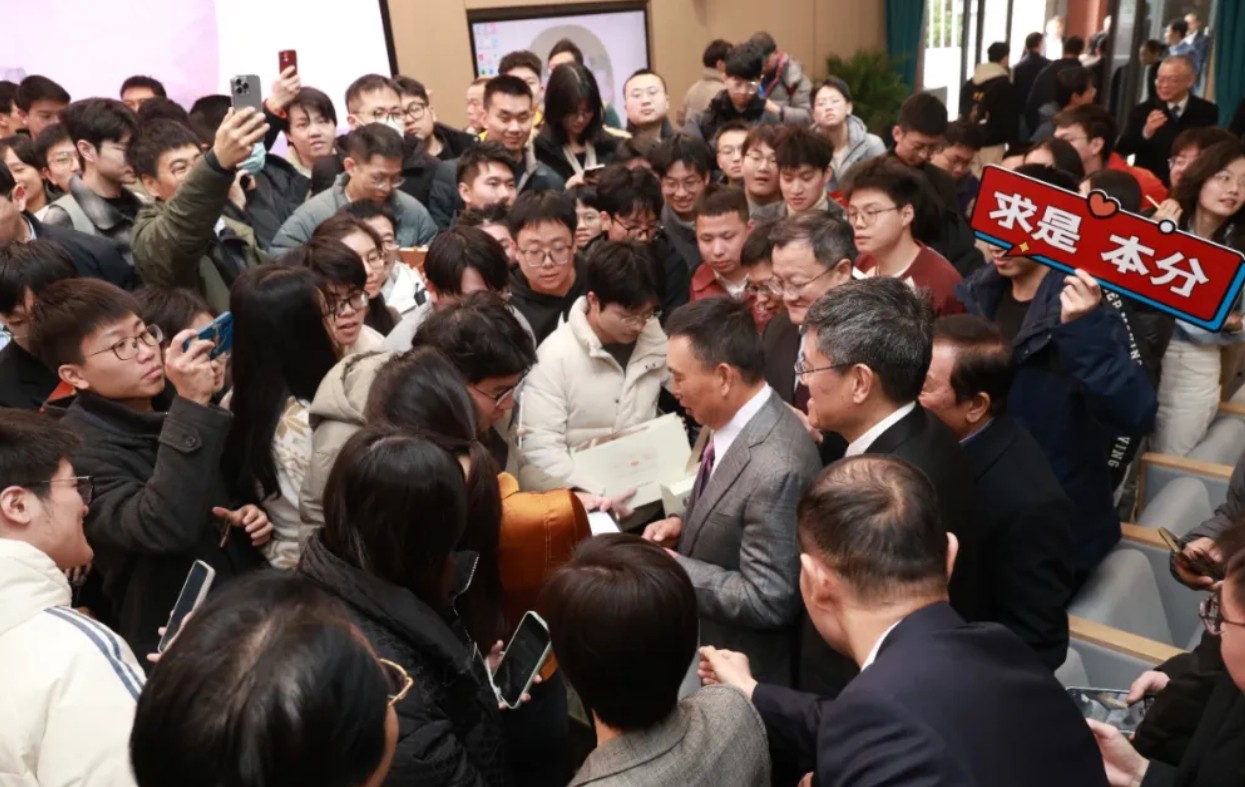 段永平校友返校与浙大师生座谈交流