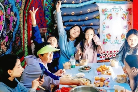 新疆伊犁亲子旅游路线