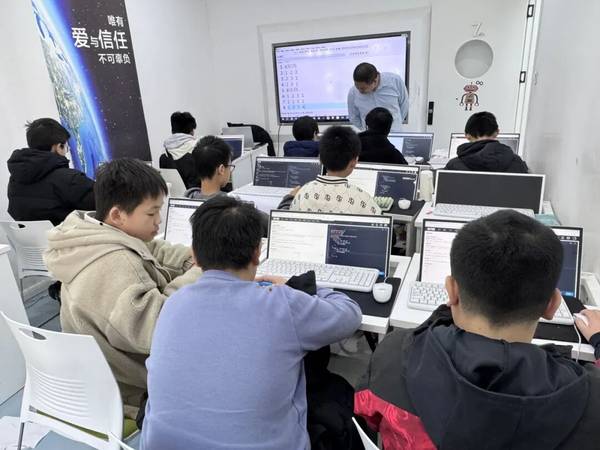 小码王 | 2026寒假信奥集训营 | 近千名少年用代码写就成长答卷