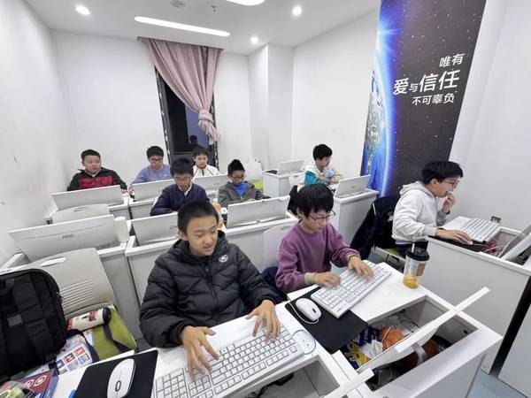 小码王 | 2026寒假信奥集训营 | 近千名少年用代码写就成长答卷