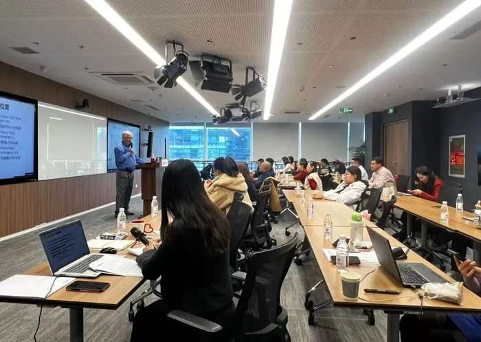 紫荆教育 | Dr. Chris Speicher | 设计思维与管理创新 | 5月24日直播 | 玛丽伍德大学EMBA/MBA
