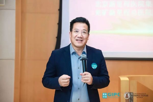 健康产业校友风采 | 王爱亮：从微创外科专家到医院管理领航者 | 燕园健康科技