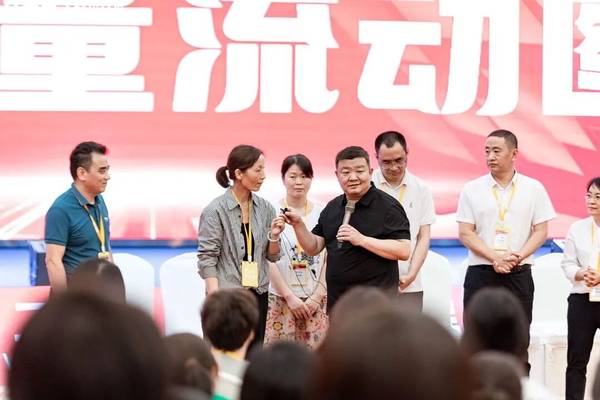 心时代父母 | 王纪琼：孩子被同学说丑，怎么办？
