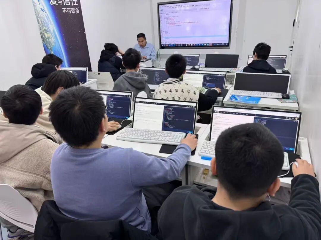 小码王少儿AI编程:小码王26暑假信奥集训营强势开启!十年沉淀,全国同开!冲刺全国信奥CSP!【全国营位紧张】
