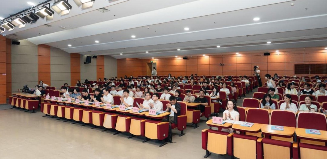 烩设计李斯成老师受温州大学邀请分享《AI时代的前浪与后浪》:AIGC设计教育与产业转型