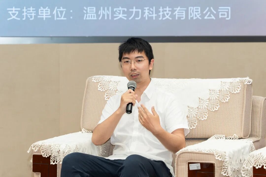 烩设计李斯成老师受温州大学邀请分享《AI时代的前浪与后浪》:AIGC设计教育与产业转型