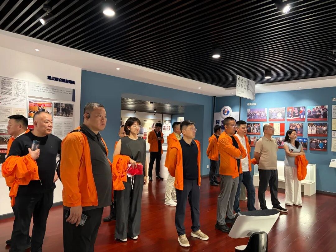 第30期中国电力能源企业家研修班在华北电力大学开班:班旗交接启新程,企业家学员正式入学