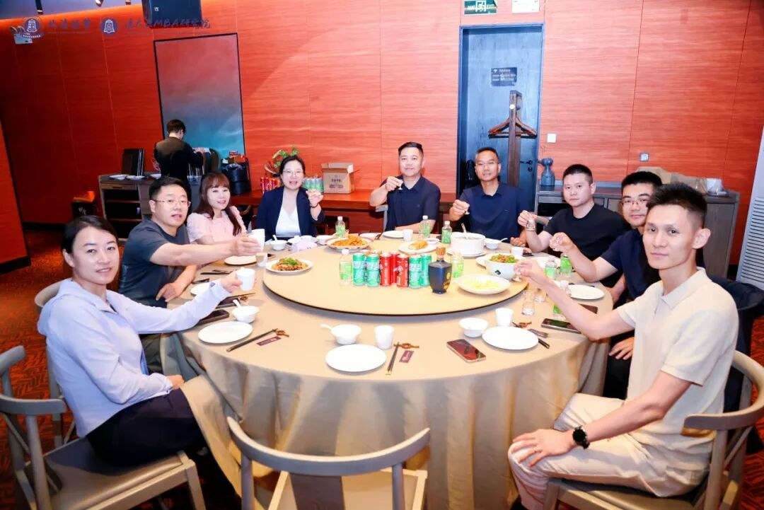 李哲贤博士授课:清大EMBA119班7月课程纪实,王府茶楼参访、利润中心课堂与北海游学三线并进