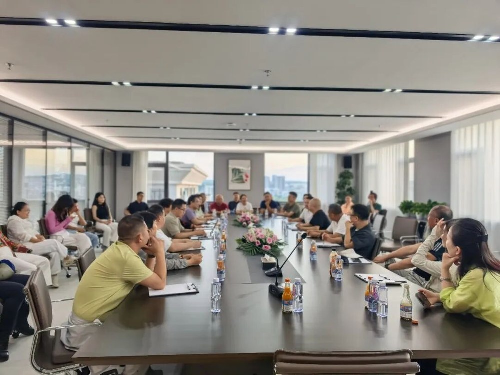 运河圆桌派二期赤峰游学回顾:走进语音集团,在草原与产业现场共学