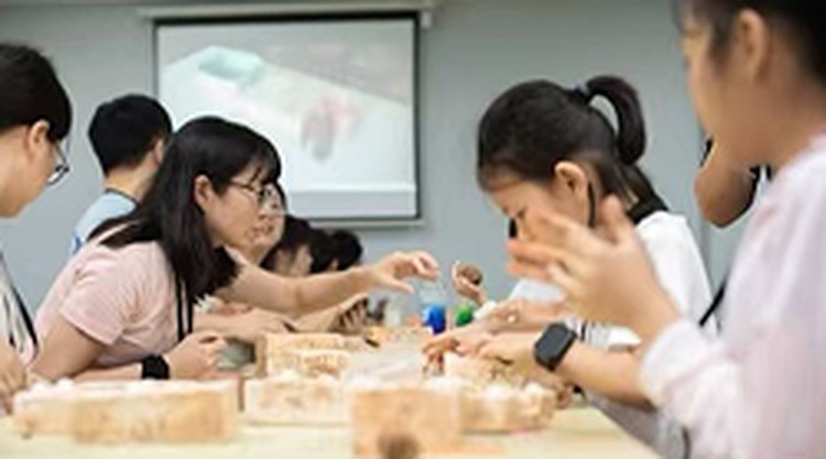 北京高校科技研学营怎么选？中公文旅北京少年行名校学风浸润与非遗工坊实操全录