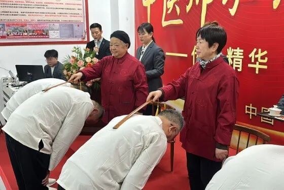 腾盛圆中医教育8月师承公证完成：学历不够也能怎样走合规中医师承路