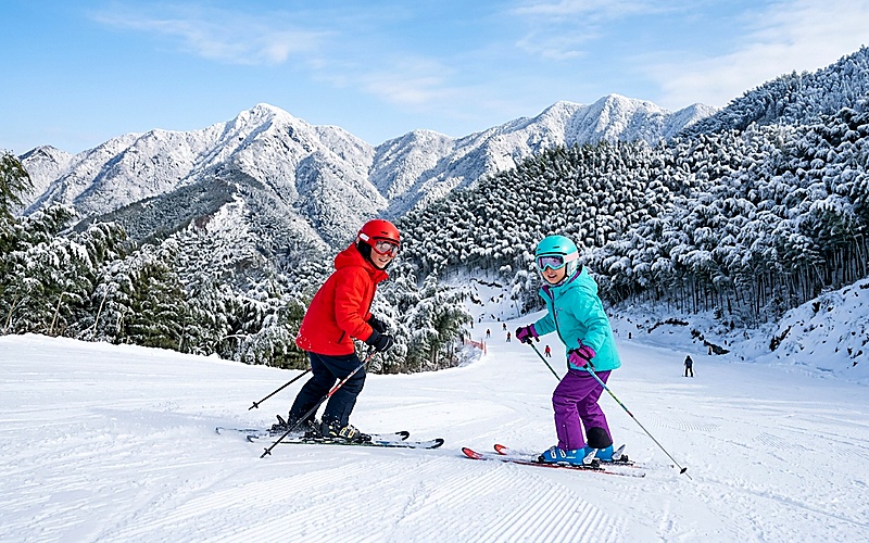 江浙沪儿童滑雪冬令营首选:安吉云上草原下雪了吗?迷你营Club Med独家雪板少年双板滑雪营家长手册