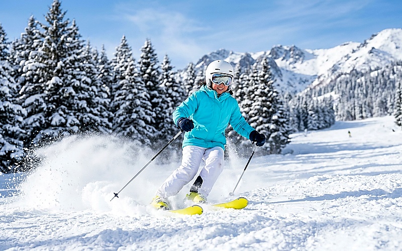 吉林北大湖滑雪冬令营真实体验:粉雪天堂初学者容易摔伤吗?迷你营单板双板双认证教学全解析