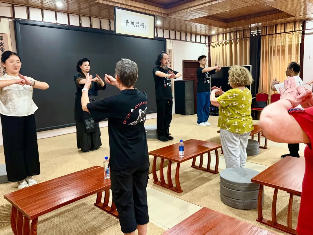 青城山青城派文化:澳大利亚太极拳学院访华团9月3日青城寻根交流