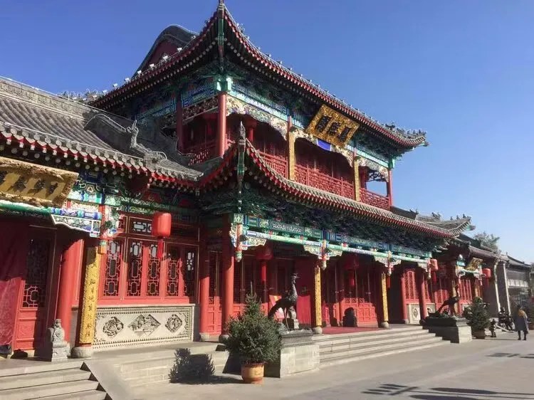 运河商学院五期11班在应县木塔前合影